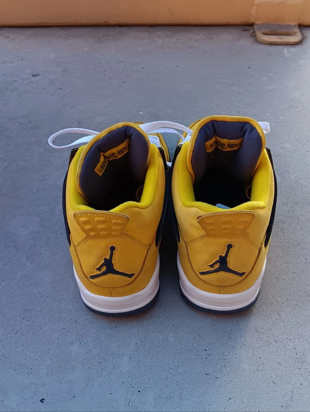 NIKE AIR JORDAN 4 Retro 